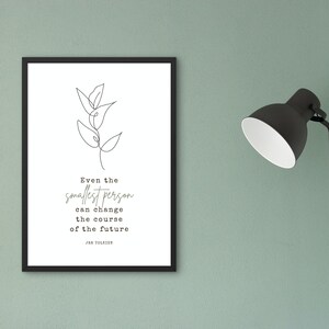 Puede incluir: Arte de pared imprimible en blanco y negro con un dibujo de l&iacute;nea minimalista de una planta y una cita que dice "Incluso la persona m&aacute;s peque&ntilde;a puede cambiar el curso del futuro - J.R.R. Tolkien".