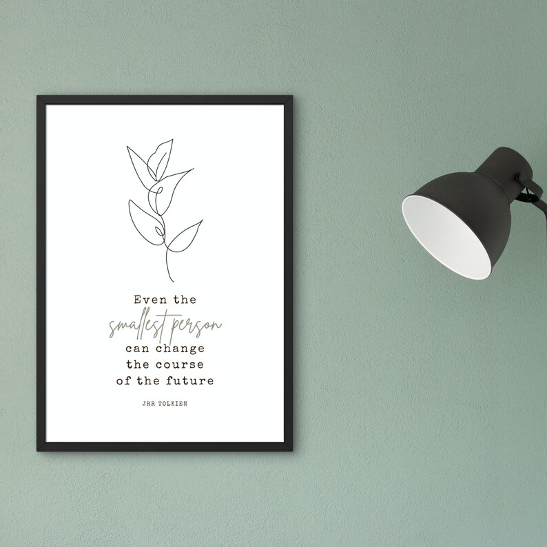 Puede incluir: Arte de pared imprimible en blanco y negro con un dibujo de l&iacute;nea minimalista de una planta y una cita que dice "Incluso la persona m&aacute;s peque&ntilde;a puede cambiar el curso del futuro - J.R.R. Tolkien".