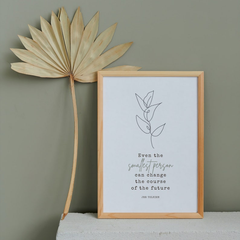 Puede incluir: Una impresi&oacute;n enmarcada con un dibujo minimalista de una planta y una cita de J.R.R. Tolkien: "Incluso la persona m&aacute;s peque&ntilde;a puede cambiar el curso del futuro."
