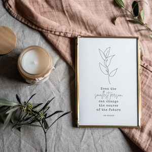 Puede incluir: Una impresi&oacute;n enmarcada en dorado con un dibujo en blanco y negro de una planta. La impresi&oacute;n tiene una cita de J.R.R. Tolkien que dice: "Incluso la persona m&aacute;s peque&ntilde;a puede cambiar el curso del futuro."