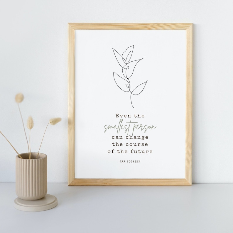 Puede incluir: Una impresi&oacute;n enmarcada con un dibujo en blanco y negro de una planta. La impresi&oacute;n presenta la cita "Incluso la persona m&aacute;s peque&ntilde;a puede cambiar el curso del futuro." de J.R.R. Tolkien.