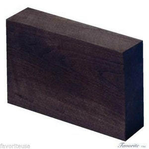 Könnte beinhalten: Ein dunkelvioletter Holzblock, etwa 25 cm lang, 12,5 cm breit und 5 cm dick. Das Holz hat eine natürliche Maserung.