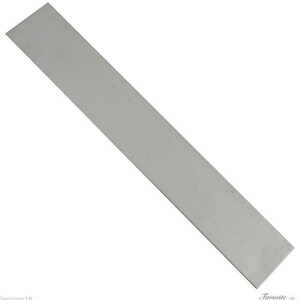 Könnte beinhalten: Ein langer, dünner, silberner Metallstab. Er ist glatt und hat eine leicht reflektierende Oberfläche.