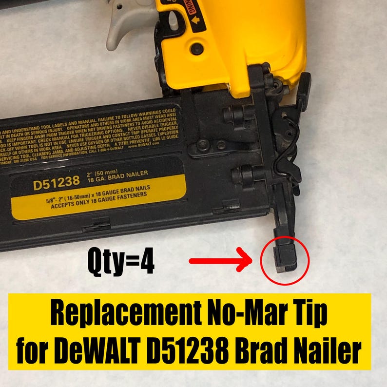 Op de afbeelding: Een verpakking met vier vervangende No-Mar-punten voor een DeWALT D51238 Brad Nailer. De punten zijn zwart en zijn ontworpen om te voorkomen dat oppervlakken worden beschadigd bij het gebruik van de spijkerpistool.