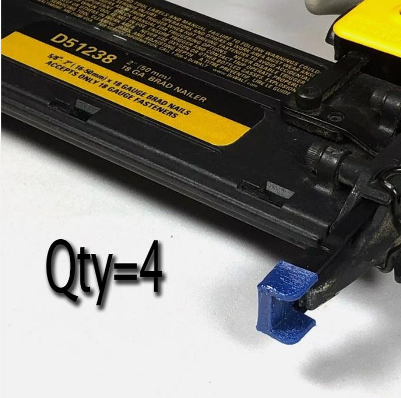 Op de afbeelding: Een zwarte en gele 18-gauge spijkerpistool met een blauwe kunststof veiligheidspunt. Het spijkerpistool is ge&euml;tiketteerd "D51238" en accepteert 18-gauge bevestigingsmiddelen. De tekst "Qty=4" staat onder het spijkerpistool.