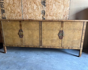 Credenza/buffet in legno di radica sbiancata Mastercraft con hardware in ottone