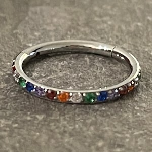 Anillo segmentado articulado Rainbow Gem para tragus, hélix y concha, de titanio ASTM F136, 16 g