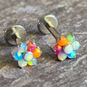 Piercing hipoalergénico de titanio de 16 g con forma de flor de ópalo arcoíris para tragus, hélix, filtrum y concha.