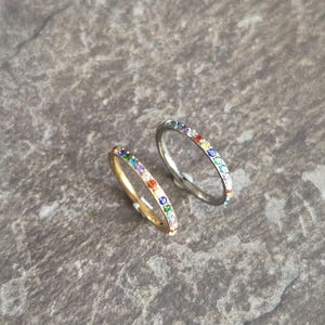 Anillo segmentado articulado Rainbow Gem para tragus, hélix y concha, de titanio ASTM F136, 16 g