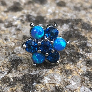 ブルーオパールと CZ ジェムフラワー トラガス 軟骨 コンク ヘリックス イヤースタッド イヤリング バー 16g 14g