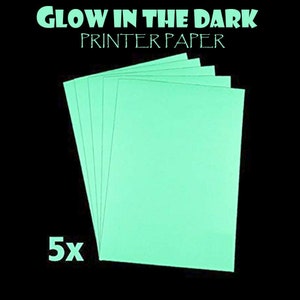 K&ouml;nnte beinhalten: Eine Packung mit f&uuml;nf Bl&auml;ttern fluoreszierendem Druckerpapier. Das Papier ist hellgr&uuml;n und auf einem schwarzen Hintergrund gestapelt. Der Text "Glow in the Dark Printer Paper" ist in wei&szlig;en Buchstaben &uuml;ber dem Papier geschrieben. Die Zahl "5x" ist in wei&szlig;en Buchstaben unter dem Papier geschrieben.