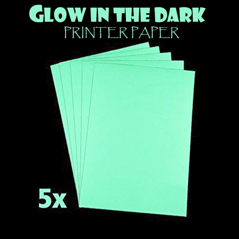 K&ouml;nnte beinhalten: Eine Packung mit f&uuml;nf Bl&auml;ttern fluoreszierendem Druckerpapier. Das Papier ist hellgr&uuml;n und auf einem schwarzen Hintergrund gestapelt. Der Text "Glow in the Dark Printer Paper" ist in wei&szlig;en Buchstaben &uuml;ber dem Papier geschrieben. Die Zahl "5x" ist in wei&szlig;en Buchstaben unter dem Papier geschrieben.