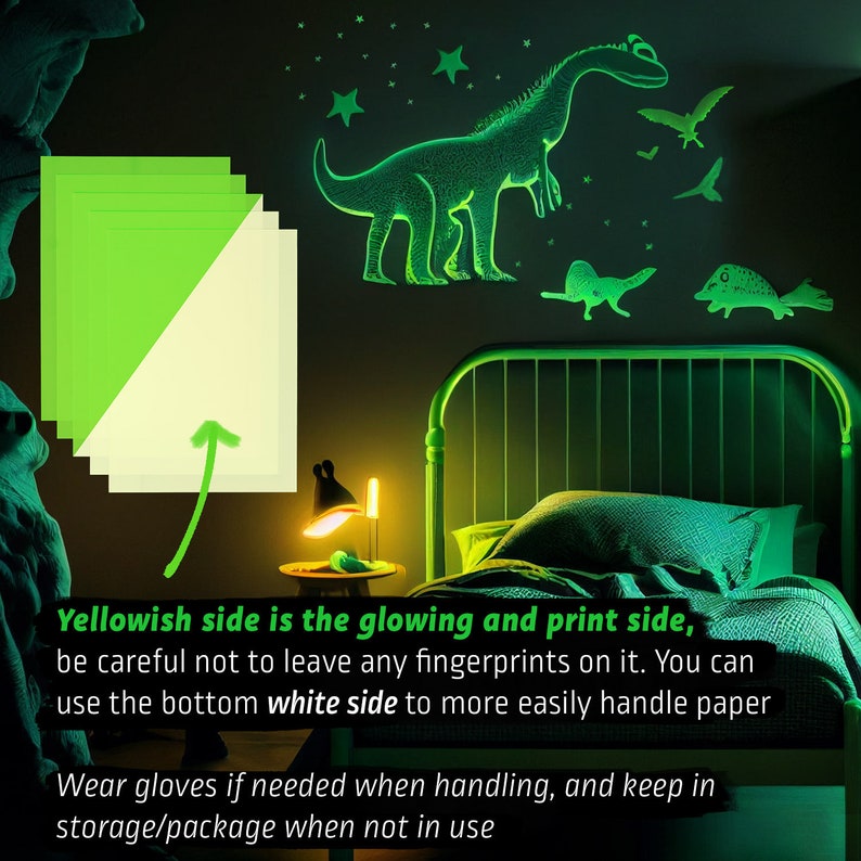 K&ouml;nnte beinhalten: Ein Set mit leuchtenden Dinosaurier- und Sternenaufklebern. Die Aufkleber befinden sich auf einem wei&szlig;en Hintergrund und sind bereit, an eine Wand oder eine andere Oberfl&auml;che angebracht zu werden. Die Aufkleber sind in einem Schlafzimmer mit einem Bett und einer Lampe zu sehen.