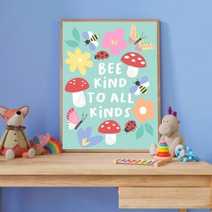 Bee Kind To All Kinds - Bunte Wandkunst für Kinder, Kinderzimmer Dekor, Spielzimmer Druck, Natur, Insekten, Toadstools