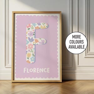 Impresión floral con inicial: nombre personalizado, decoración para dormitorio infantil, arte mural para guardería, sala de juegos en tonos pastel para niña.