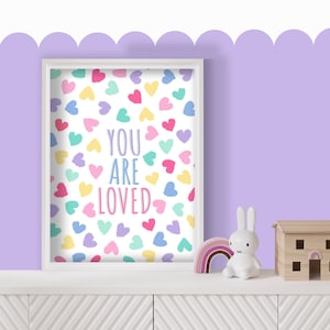 Eres amada - Lámina artística para niñas, póster para dormitorio infantil, decoración de San Valentín, corazones de amor, rosa pastel para niñas