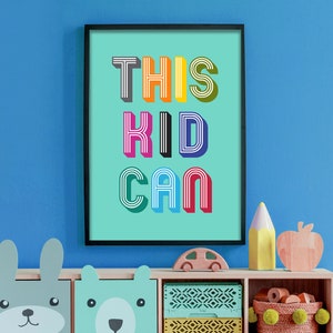Este niño puede imprimir pósteres de pared coloridos y brillantes para el dormitorio.
