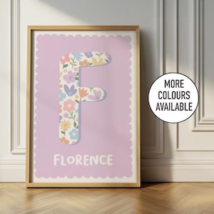 Impressão floral com inicial - nome personalizado, decoração para quarto infantil, arte de parede para berçário, sala de jogos em tons pastel para meninas