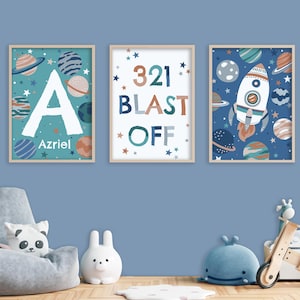 Juego de impresiones espaciales personalizadas: póster para dormitorio infantil, impresión para sala de juegos infantil, arte de pared para guardería, decoración de dormitorio de niño, cohete, planetas, estrellas