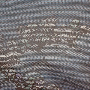 Op de afbeelding: Een donkerblauwe stof met een wit en lichtblauw patroon van kleine lijnen en stippen. Het patroon cre&euml;ert een ontwerp van een golf of berg.