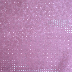 Puede incluir: Una tela rosa con un patr&oacute;n de lunares blancos. La tela tiene un dise&ntilde;o texturizado sutil.