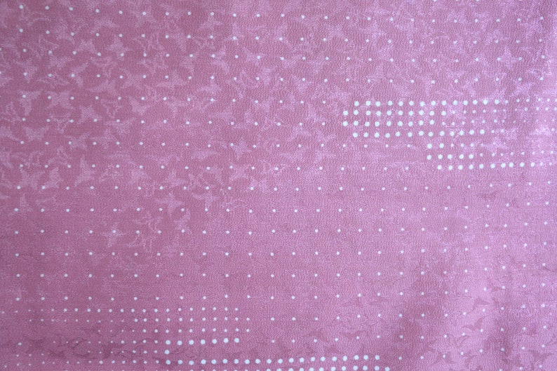 Puede incluir: Una tela rosa con un patr&oacute;n de lunares blancos. La tela tiene un dise&ntilde;o texturizado sutil.