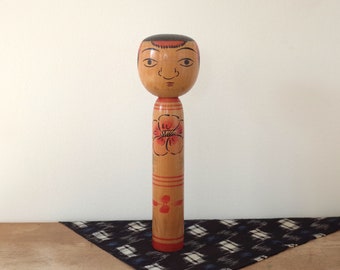 b>Véritable</b> <b>poupée</b> <b>japonaise</b> <b>Kokeshi</b> <b>togatta</b> <b>artisanale</b