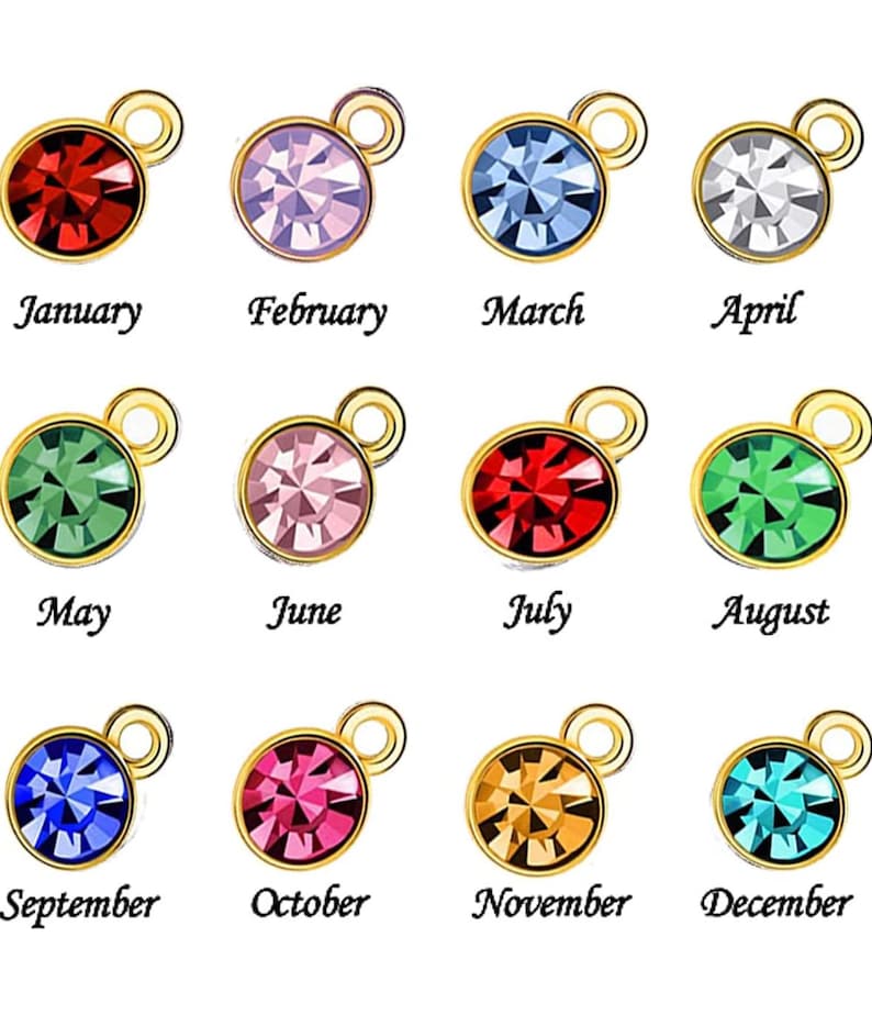 Op de afbeelding: Twaalf gouden bedels met verschillende gekleurde kristallen, elk representatief voor een maand van het jaar. Januari is rood, februari is paars, maart is blauw, april is grijs, mei is groen, juni is roze, juli is rood, augustus is groen, september is blauw, oktober is roze, november is oranje en december is turquoise.