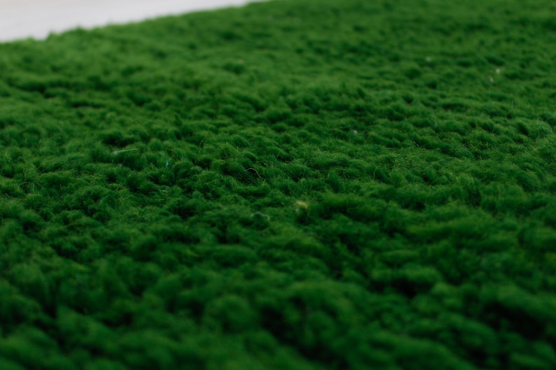 K&ouml;nnte beinhalten: Nahaufnahme eines &uuml;ppigen, gr&uuml;nen Kunstrasens. Die Textur ist weich und &auml;hnelt echtem Gras.