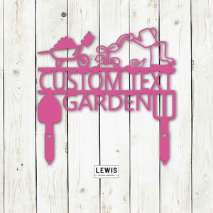 Puede incluir: Se&ntilde;al de jard&iacute;n de metal rosa con una carretilla, una mariposa, un jardinero regando plantas, un caracol y una pala. El letrero dice "CUSTOM TEXT GARDEN".
