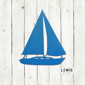 K&ouml;nnte beinhalten: Eine blaue Silhouette eines Segelboots vor einem wei&szlig;en Holz Hintergrund. Das Segelboot hat einen einzelnen Mast und ein gro&szlig;es Segel. Der Text "LEWIS DESIGN COMPANY" befindet sich am unteren Rand des Bildes.