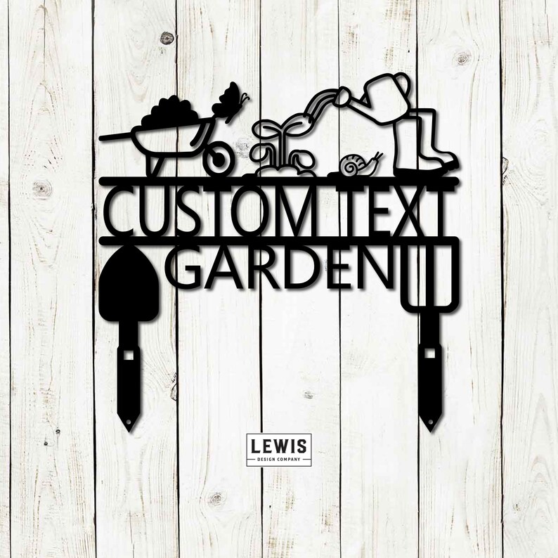 Puede incluir: Letrero de jard&iacute;n de metal negro con un dise&ntilde;o caprichoso que presenta a una persona regando plantas, una carretilla, una mariposa y un caracol. El letrero dice "CUSTOM TEXT GARDEN" con una pala y un rastrillo a cada lado.