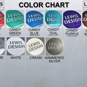 K&ouml;nnte beinhalten: Farbkarte mit verschiedenen Ausf&uuml;hrungen f&uuml;r Lewis Design Produkte. Die Karte zeigt durchscheinende Farben wie Candy Rot, Gr&uuml;n, Blau, Teal, Lila und Bronze. Sie umfasst auch Chrom, Wei&szlig;, Creme und geh&auml;mmertes Silber.