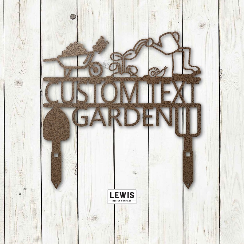 Puede incluir: Estaca de jard&iacute;n de metal con un acabado marr&oacute;n. La estaca presenta una carretilla, un jardinero regando plantas, un caracol y una pala. El texto "CUSTOM TEXT GARDEN" se muestra en la estaca.