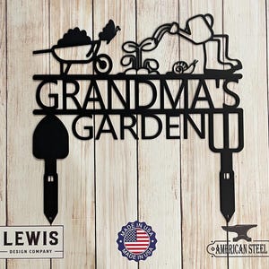 Puede incluir: Se&ntilde;al de jard&iacute;n de metal negro con el texto "Grandma's Garden" y una silueta de una persona que est&aacute; en el jard&iacute;n. La se&ntilde;al tiene dos estacas de metal, una con forma de pala y la otra con forma de horca de jard&iacute;n. La se&ntilde;al est&aacute; hecha en los Estados Unidos por American Steel.
