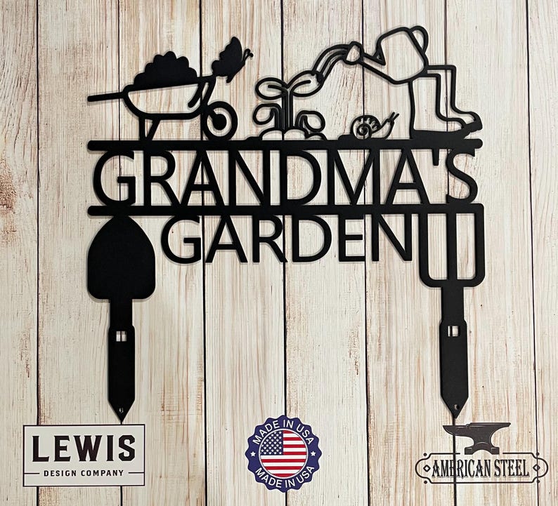Puede incluir: Se&ntilde;al de jard&iacute;n de metal negro con el texto "Grandma's Garden" y una silueta de una persona que est&aacute; en el jard&iacute;n. La se&ntilde;al tiene dos estacas de metal, una con forma de pala y la otra con forma de horca de jard&iacute;n. La se&ntilde;al est&aacute; hecha en los Estados Unidos por American Steel.