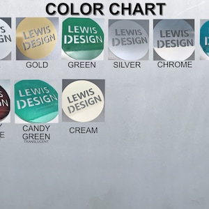 Puede incluir: Carta de colores que muestra diferentes colores y acabados de pegatinas. El dise&ntilde;o de la pegatina presenta el texto "LEWIS DESIGN" en blanco. Los colores incluyen blanco, dorado, verde, plateado, cromo, teal transl&uacute;cido caramelo, bronce transl&uacute;cido caramelo, verde transl&uacute;cido caramelo y crema.