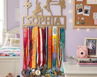 Colgador de medallas de baile con monograma personalizado, letrero metálico, soporte para medallas de baile personalizado con monograma, expositor de medallas de baile