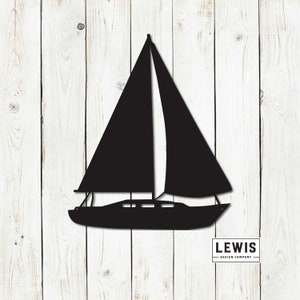K&ouml;nnte beinhalten: Schwarze Silhouette eines Segelboots mit einem einzelnen Mast und einem gro&szlig;en Segel. Das Segelboot ist vor einem wei&szlig;en Holzmaserungshintergrund platziert.