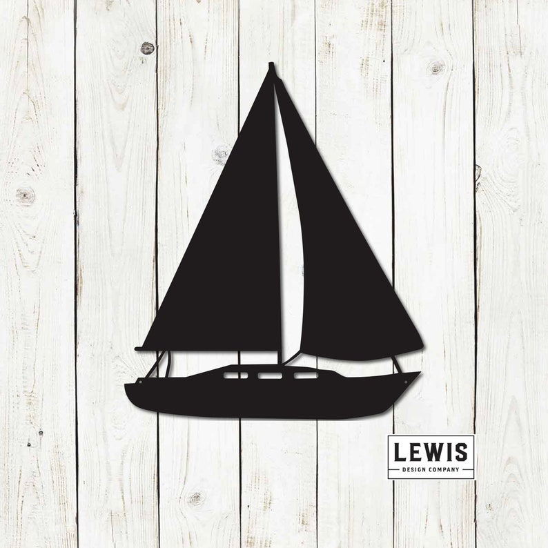 K&ouml;nnte beinhalten: Schwarze Silhouette eines Segelboots mit einem einzelnen Mast und einem gro&szlig;en Segel. Das Segelboot ist vor einem wei&szlig;en Holzmaserungshintergrund platziert.