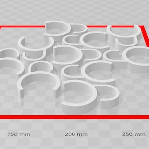 Puede incluir: Un grupo de abrazaderas de tubo de plástico blanco dispuestas en un patrón aleatorio. Las abrazaderas tienen un diámetro de aproximadamente 5 cm y están hechas de plástico duradero.