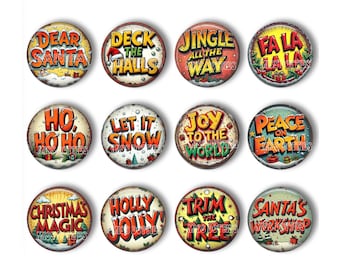 Puede incluir: Un conjunto de doce letreros metálicos circulares con textos e ilustraciones navideñas. Los diseños incluyen frases como Dear Santa, Deck the Halls, Jingle All the Way, Fa La La, Ho Ho Ho, Let It Snow, Joy to the World, Peace on Earth, Christmas Magic, Holly Jolly, Trim the Tree y Santa's Workshop.