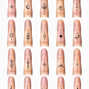 Peut inclure: Gros plan sur des doigts avec divers petits tatouages noirs. Les motifs comprennent une étoile, un croissant de lune, une fleur de lotus, une vague, des diamants, un soleil, des feuilles, des flèches, un cœur, une planète, une rose, une épée, des montagnes, un papillon, un éclair et un arbre.