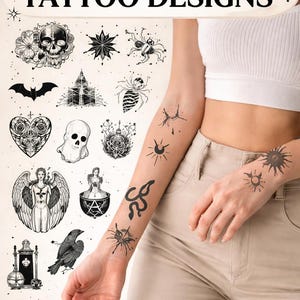 Op de afbeelding: Zwart-wit gothic tattoo ontwerpen met schedels, spinnen en vleermuizen. De afbeelding toont verschillende tattoo kunst, met de tekst "40 GOTHIC TATTOO DESIGNS". De tekst "Direct downloaden", "Hoge kwaliteit PNG" en "Inclusief SVG-bestanden" is ook aanwezig.