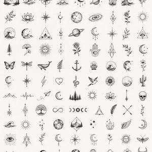 Può includere: Un foglio di tatuaggi con 100 piccoli disegni a stencil in stile minimalista. Il foglio presenta varie illustrazioni in bianco e nero, tra cui montagne, lune, stelle, fiori e forme geometriche. Il testo "TATTOO FLASH SHEET" è in alto.