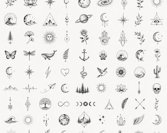Puede incluir: Una lámina de tatuajes con 100 pequeños diseños de plantillas en un estilo minimalista. La lámina presenta varias ilustraciones en blanco y negro, incluyendo montañas, lunas, estrellas, flores y formas geométricas. El texto "TATTOO FLASH SHEET" está en la parte superior.