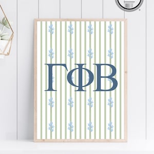 Peut inclure: Impression encadrée avec les lettres grecques ΓΦΒ en bleu marine. Le fond présente des rayures verticales vertes claires et blanches, avec des motifs floraux bleus. L'impression est dans un cadre en bois clair et comprend un sceau "Affinity Licensed Product".