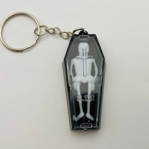 Vintage Skelett im Sarg Keychain