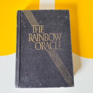 El Oráculo del Arcoíris, de Tony Grosso y Rob MacGregor. Libro antiguo de adivinación y horóscopo basado en colores.