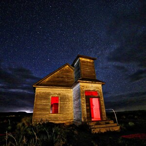 Chiesa abbandonata sotto le stelle (rossa) - Download digitale